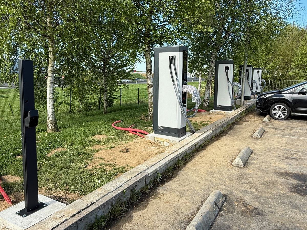 Rangée de bornes de recharge rapide installées le long d'un parking