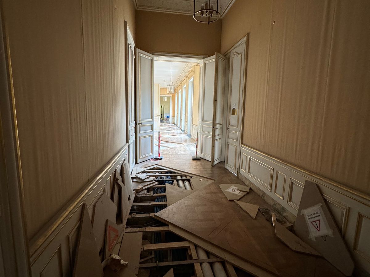 Couloir de l'hôtel de Castries, parquet déposé pour le passage des câbles