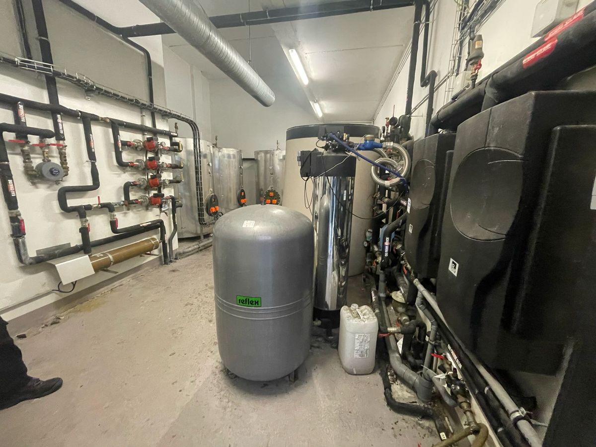 Local technique d'immeuble de bureaux avec réseaux et équipements