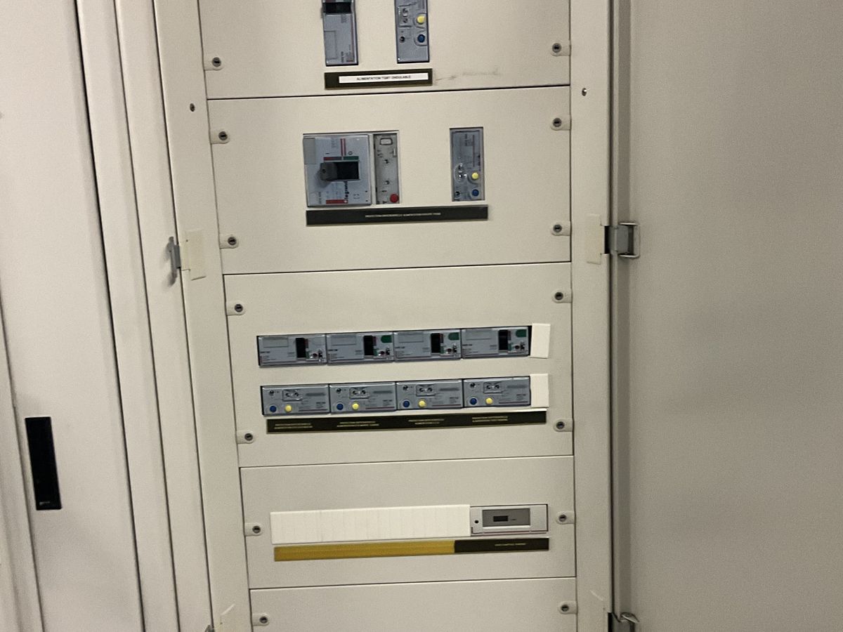 Face avant d'une armoire de distribution basse tension