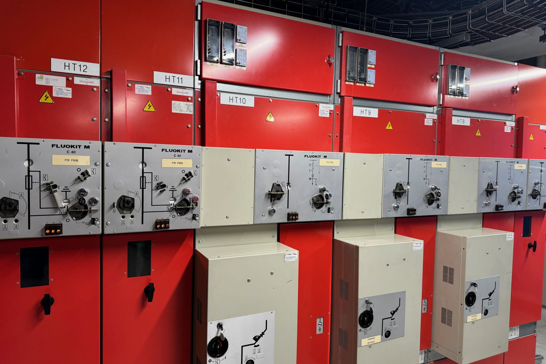 Rangée de cellules haute tension rouges dans un poste de livraison