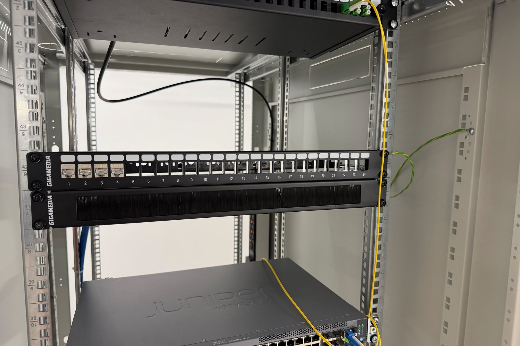 Baie réseau équipée d'un panneau de brassage et d'un commutateur dans un data center