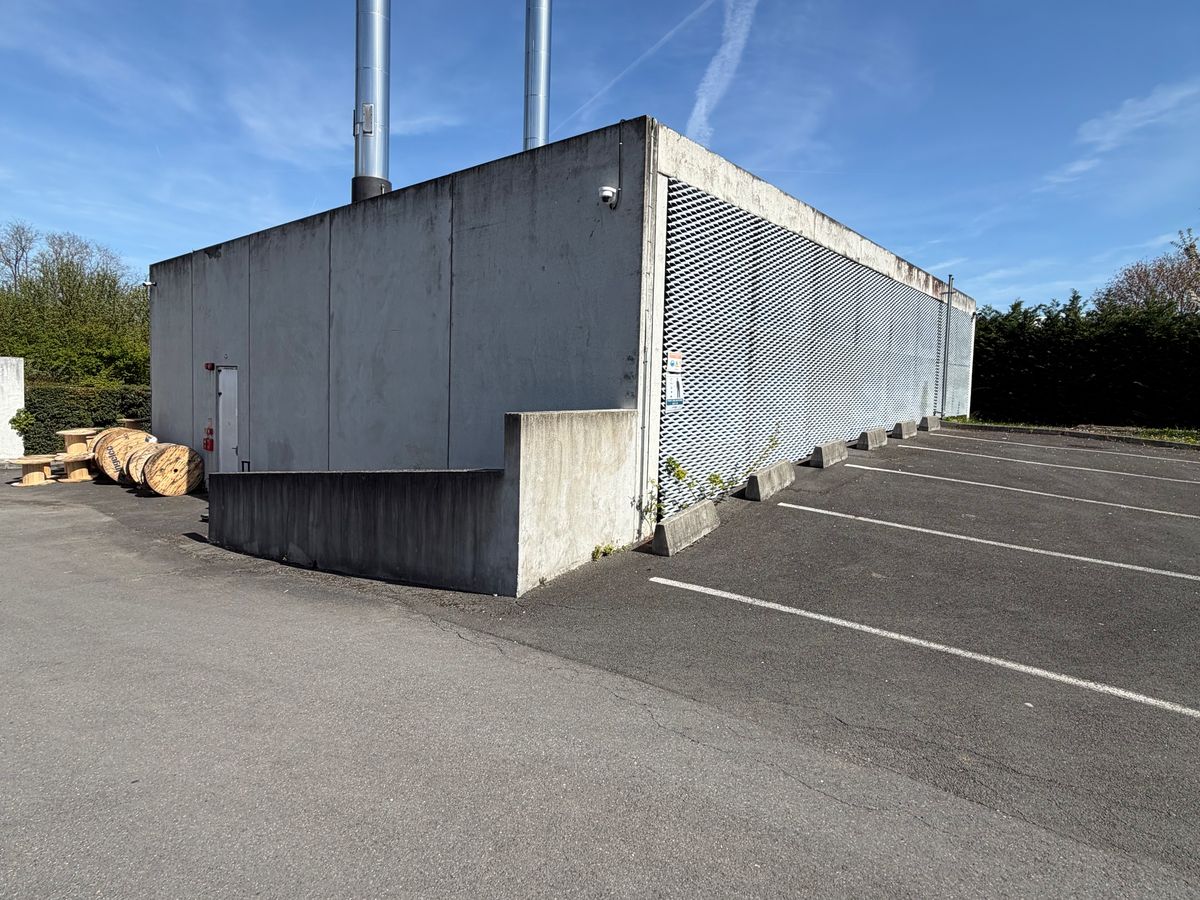 Bâtiment du data center Penta et son parking