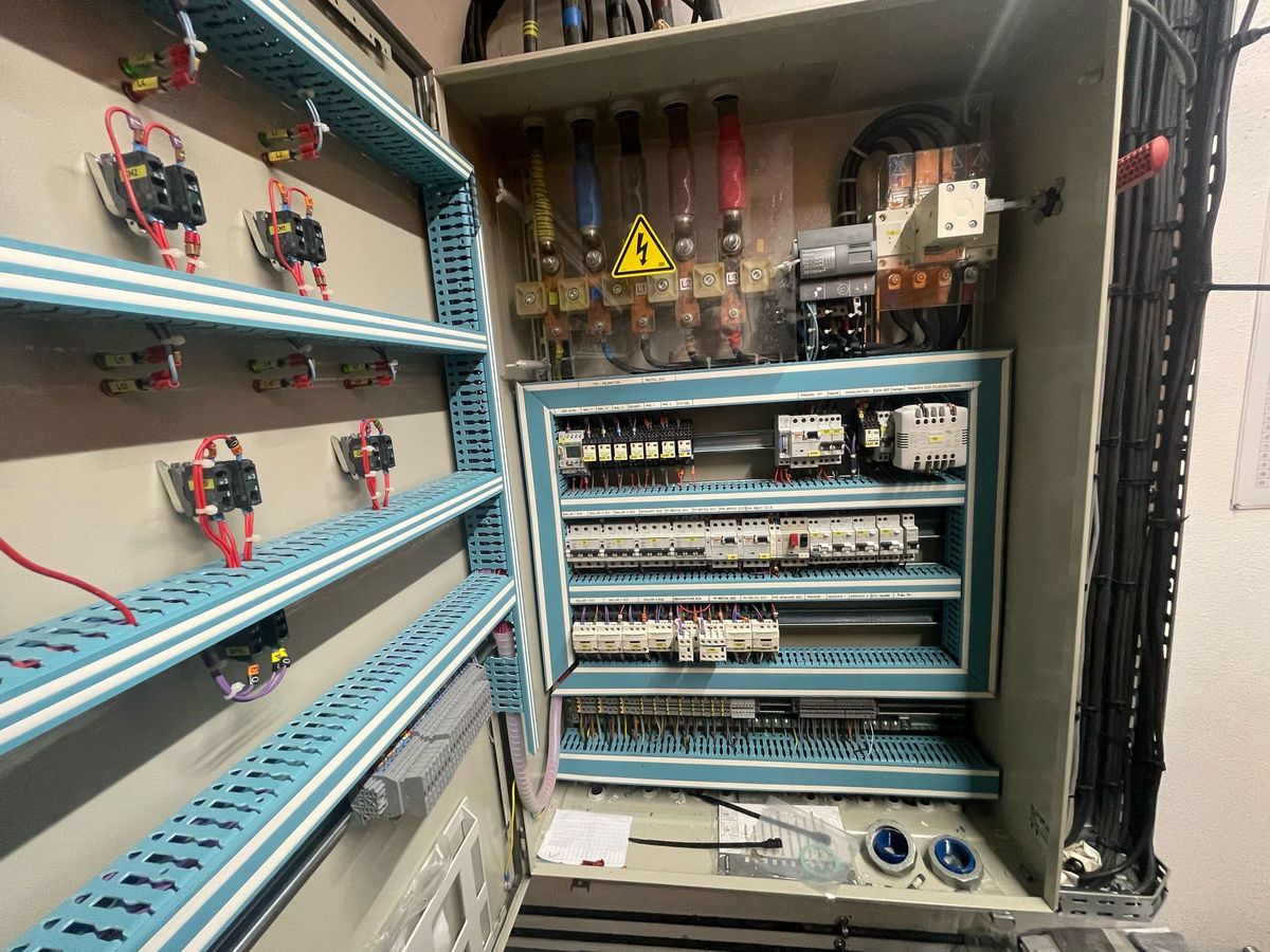 Armoire électrique ouverte dans un local technique